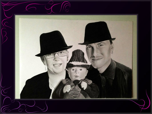 Eine Familienzeichnung nach Fotovorlagen mit 3 Personen gibts als Portraitzeichnung schon ab 79 Euro.