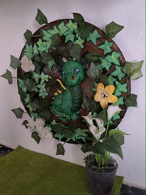 Steindrache auf Steinplatte