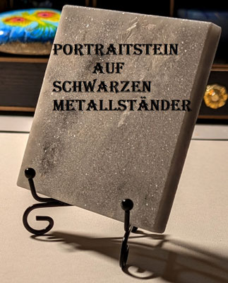Marmorplatte auf Ständer für Deko