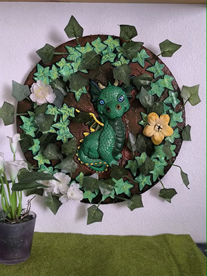 kleiner Drache im Blättermeer