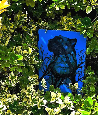 Panther auf Steinplatte - außergewöhnliche Gartenkunst