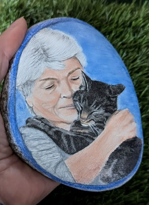 Portrait von Frau mit Katze auf Stein gemalt