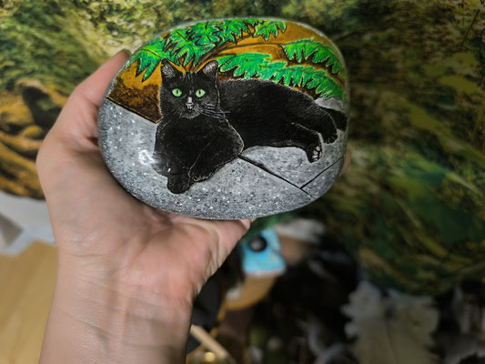 Katzenportrait handgemalt auf Stein