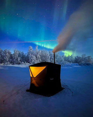 Bast Outdoorsauna Vanlife im Winter mit Polarlichtern