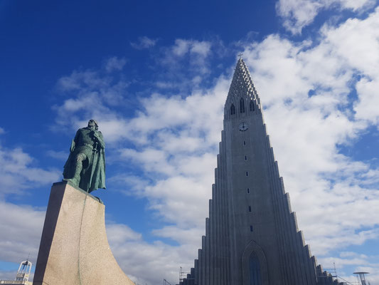 Hallgrimskirja und die Statue von Leifur Eiriksson in Reykjavik Island
