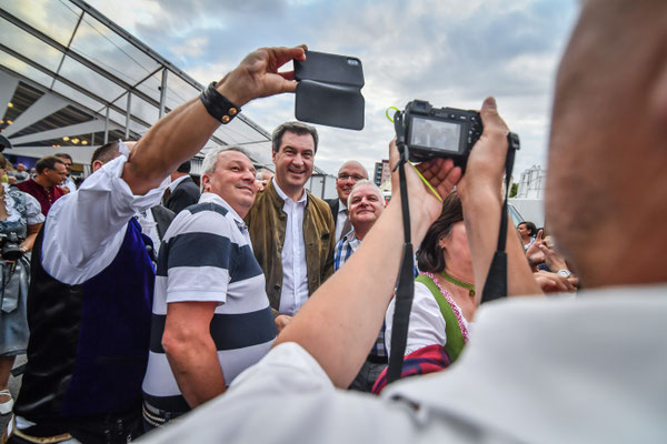 Markus Söder inmitten von Fans