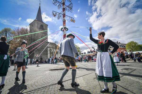 Maibaumaufstellen in Weißenstadt