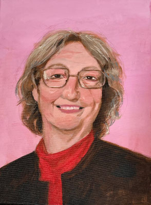 Bild einer Frau mit Brille und rotem Rollkragenpullover unter schwarzer Jacke