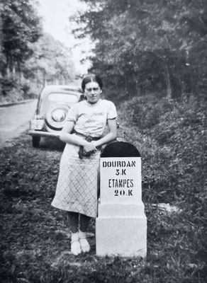 Marie LE BAILL posant près de la Juvaquatre (photo M. Le Baill, printemps 1938)