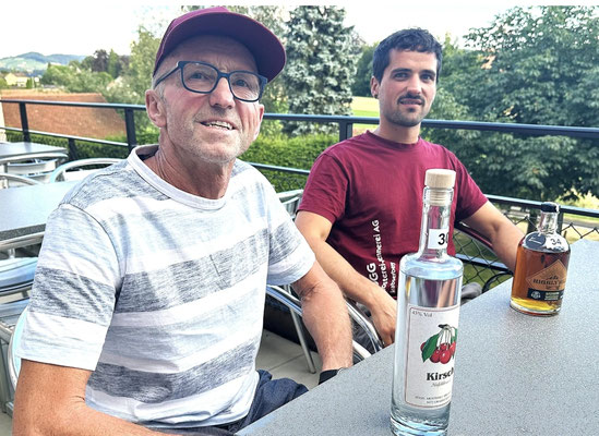 Von der Zogg Mosterei und Brennerei (Vater Hans und Sohn Mathias) auf dem Grabserberg sind nicht weniger als elf Brände ausgezeichnet worden. Der Whisky mit der Höchstnote 20. Bild: Josef Bischof
