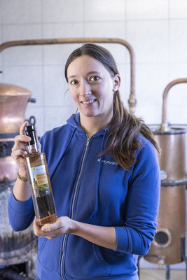 Elody Gerber, Quereinsteigerin aus dem malerischen Berner Jura. Sie verarbeitet frisches Obst aus der Region und bietet zudem einen aussergewöhnlichen Enzianschnaps an, hergestellt aus den kostbaren Pflanzen, die im Chasseral-Gebiet gedeihen.