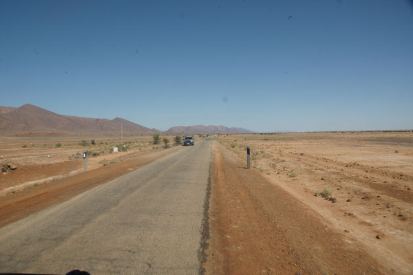 Einspurige Strasse zwischen Icht und Akka