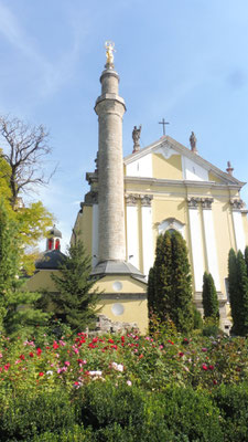 Die Kathedrale wurde zeitweilig in eine Moschee umgewandelt, deshalb das Minarett. 1756 wurde kurzerhand eine Maria darauf gesetzt. Sehr pragmatisch und sympathisch.