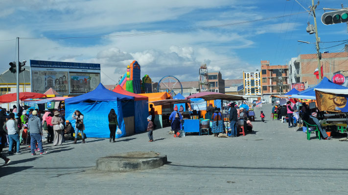 In Uyuni findet ein riesiger Markt mit Kirmes statt.