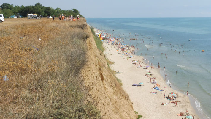 Unerhalb gibt es einen langen Strand.