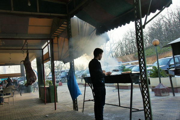 Unsere beim Metzger nebenan gekauften Kottletten brutzeln auf dem Grill.