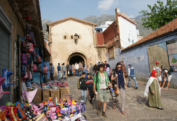 Hier ist eines der Tore in die Medina von Chefchouan