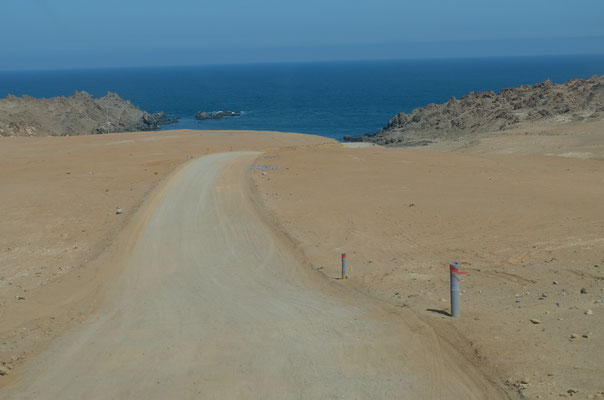 Ziemlich steil die 3 km bis in die Bucht....