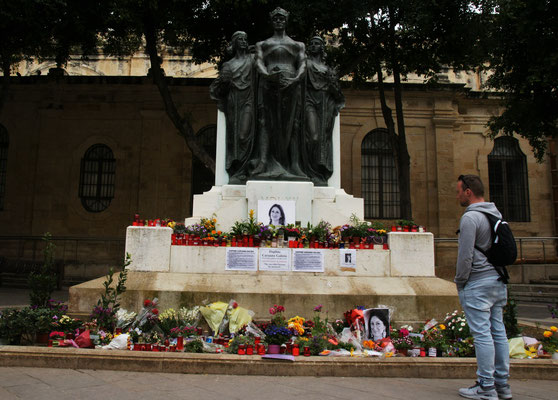 Gleich neben dem Eingang und sinnigerweise gegenüber des Justizpalastes eine Gedenkstelle für die ermordete Journalistin.