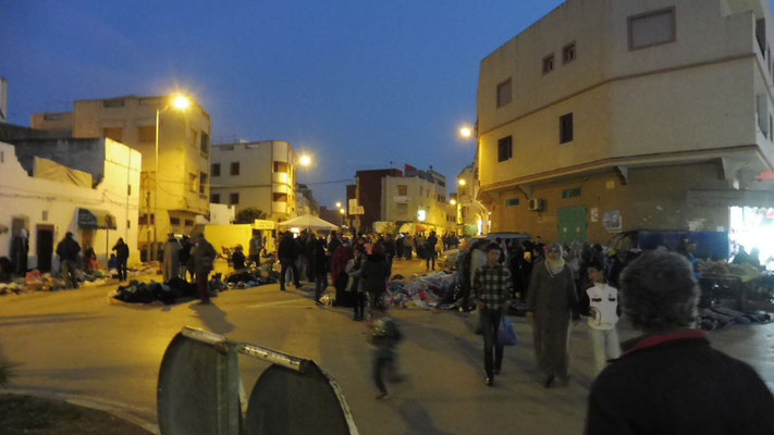 Heute ist Markt in Asilah, der dehnt sich aus bis auf die Strasse