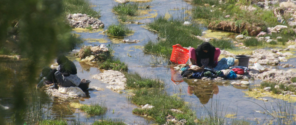 Fleissige Wäscherinnen unten beim Oued in Tata