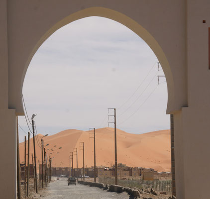 Hier geht es wieder raus in die Wüste. Merzouga