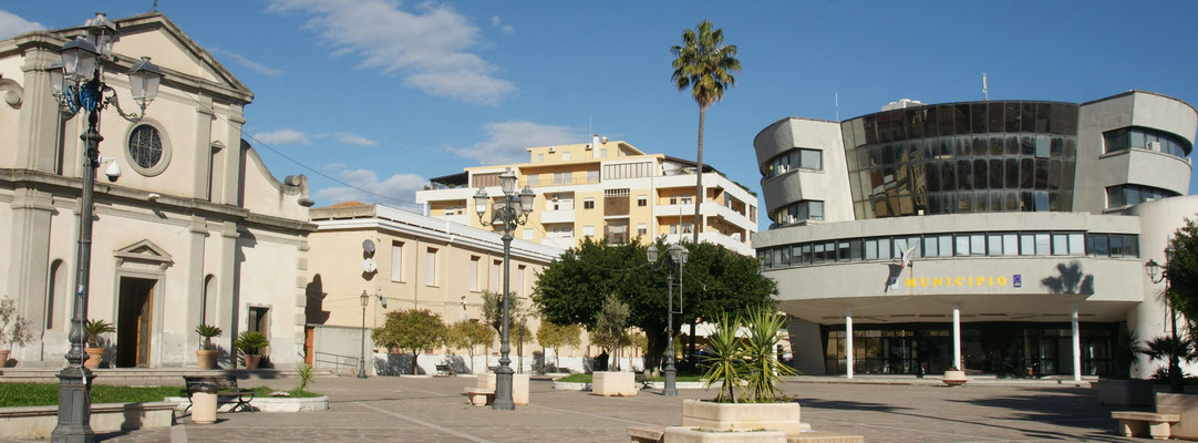 Das moderne Rathaus, neben Kirche und Schule