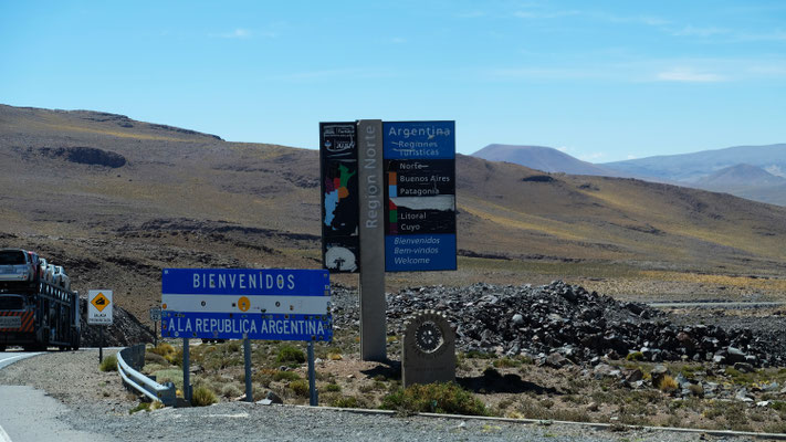 Wir überqueren die Argentinische Grenze aber der Zoll ist noch ein ganzes Stück entfernt