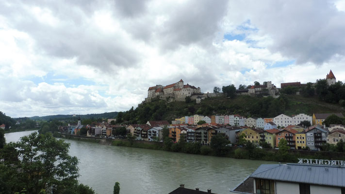 Blick zurück über den Inn auf Burghausen 