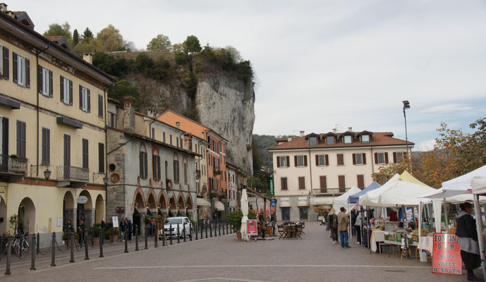 ......der Aussichtsfels oberhalb von Arona.....