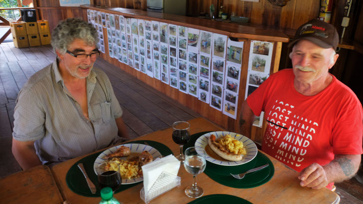 Kalbsbratwürste und Rösti. Wir fühlen uns ein bisschen wie Zuhause