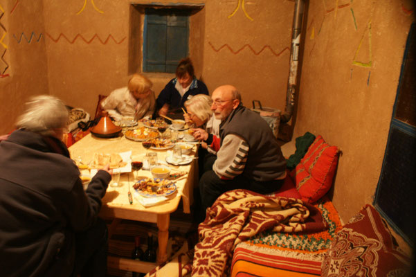 Abendessen am warmen Ofen mit den Bekannten von Sus und Franz