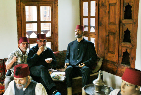 Zwei " echte" Osmanen mischen sich im Museum unter die Männer