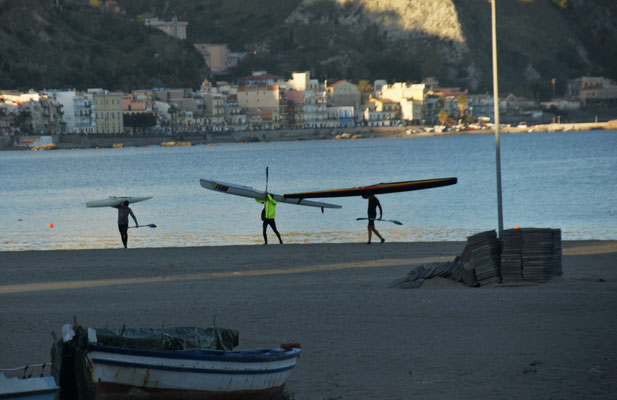 Wassersportler in Giardini-Naxos