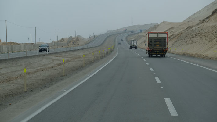 Links das Meer und rechts die Dünen und Hochnebel