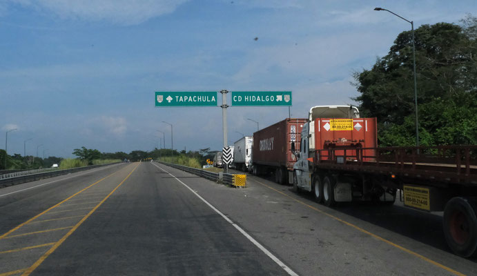 Kilometerlange Lastwagenkolonnen vor der LKW Grenze nach Guatemala