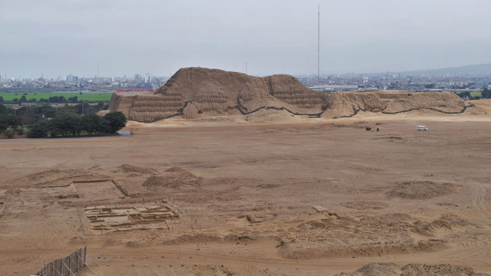 Sicht auf den Huaca del Sol, dazwischen das Volk