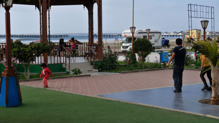 Auch der kleine Park mit dem Spielplatz ist herausgeputzt