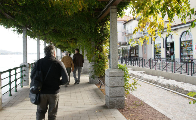 ....die Seepromenade. Daneben die Ueberreste der alten Stadtmauer