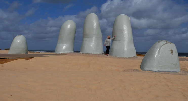 Die Hand im Sand in Punta del Este