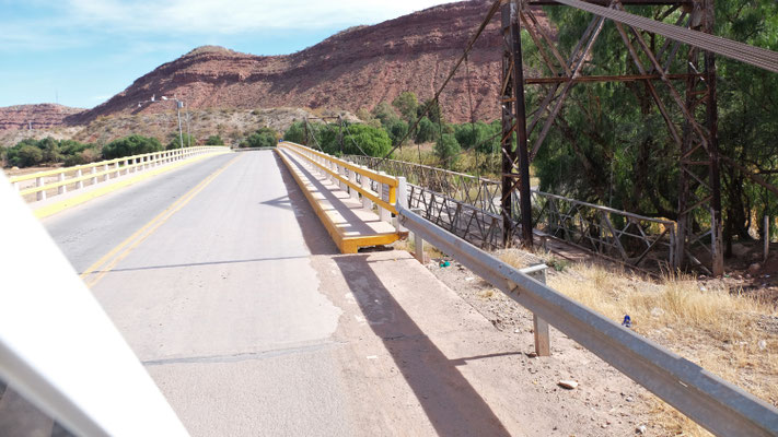 Die alte Brücke in Puente wurde zum Glück für uns durch eine neue ersetzt.