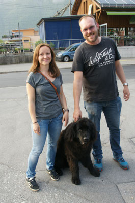 Michael und Melinda mit Junghund Chaplin, den wir bis jetzt auch  erst von Bildern kannten