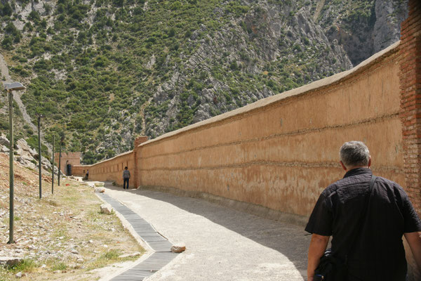 Immer schön der Mauer von Chefchouan entlang.