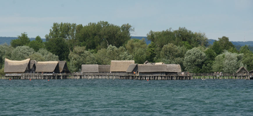 Auf der Rückfahrt mit dem Schiff, vorbei am Pfahlbauerdorf in Unteruhldingen