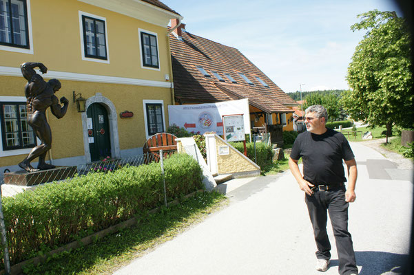 Alois vor dem "Heldenhaus"