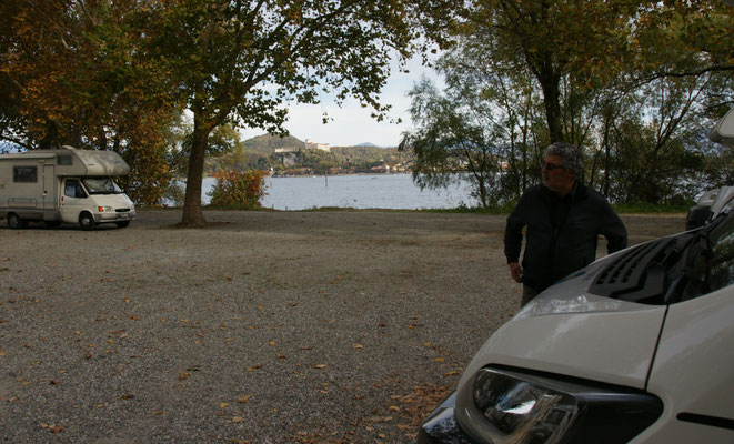 Der Parkplatz direkt am Wasser und neben dem Hafen ist super.