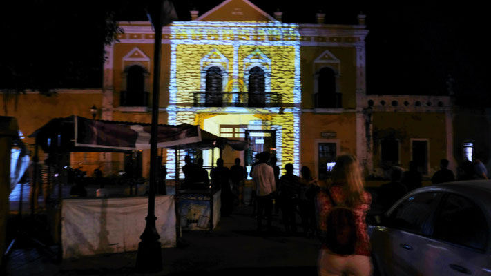 Am Abend die Ueberraschung. Das Hotel während der Lichtershow