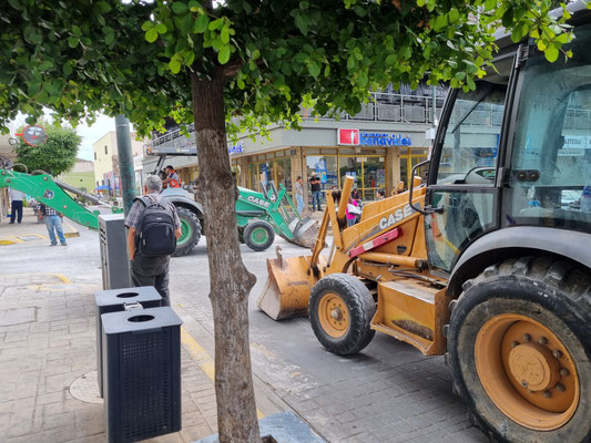 Im Zentrum werden Leitungen verlegt.
