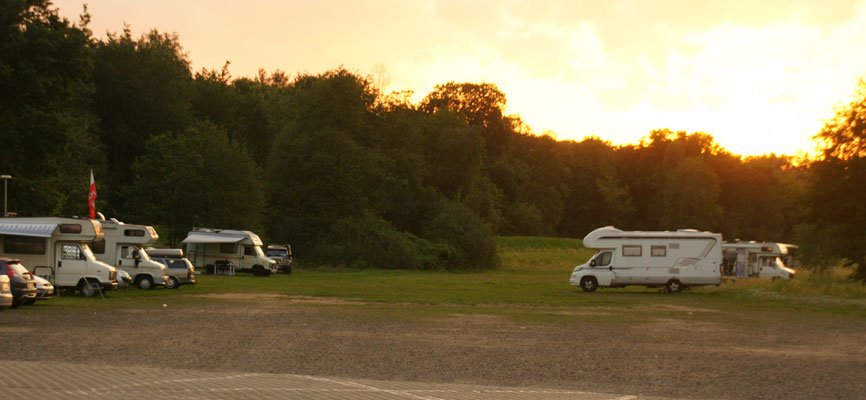 Einige Polen mit Womos teilen mit uns den grossen Parkplatz auf der Wiese neben dem Schloss von Uniejowo