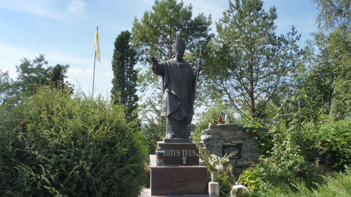 Papst Johannes Paul der zweite grüsst. 